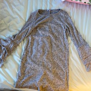 MEDIUM WOMENS BELL SLEEVED DRESS